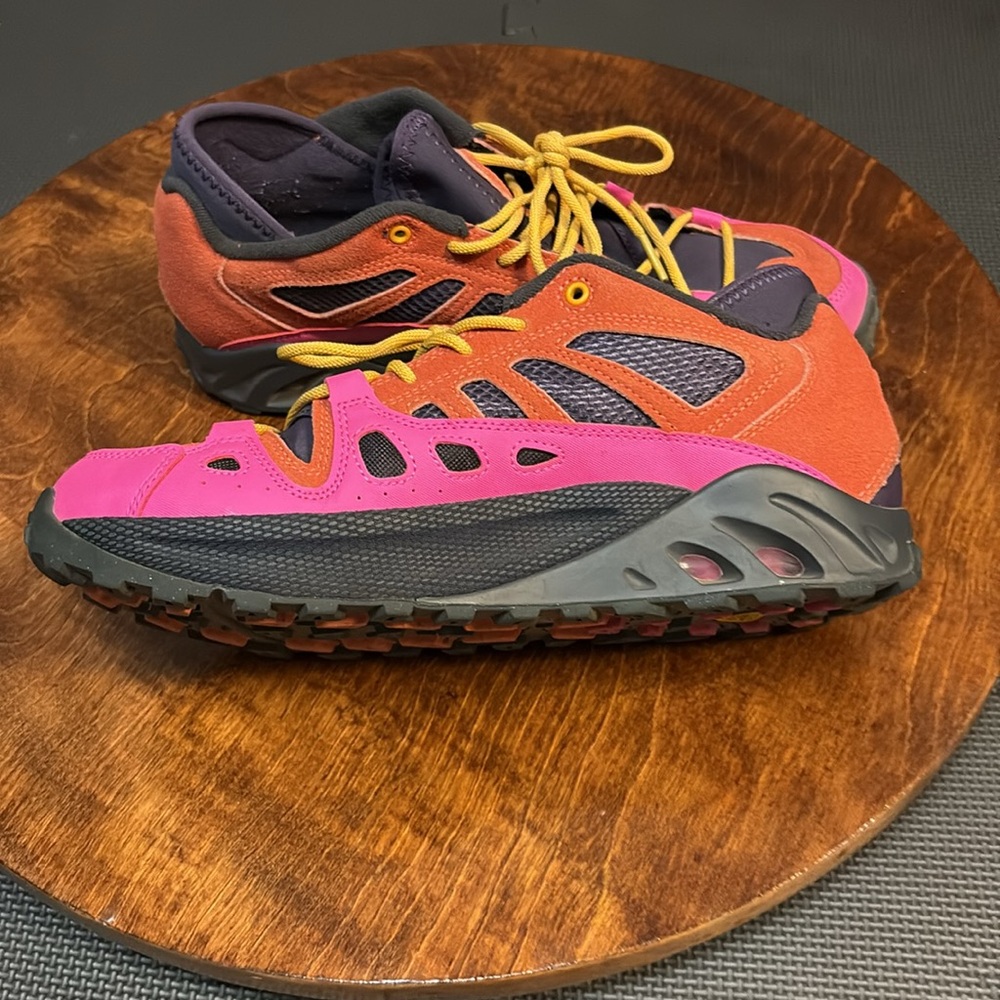 Nike ACG Hiking Shoes - Picture 7 of 10